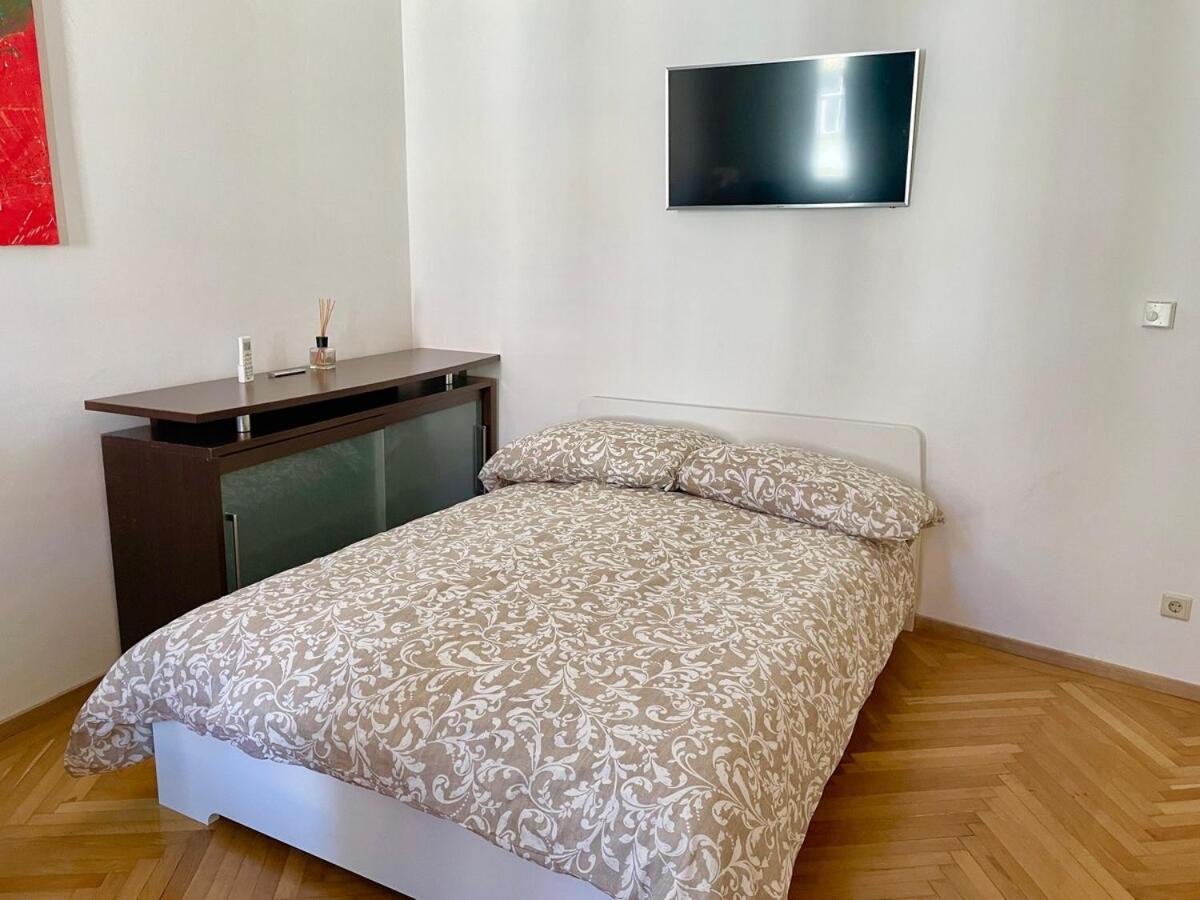 Bright & Calm With Free Parking Apartment